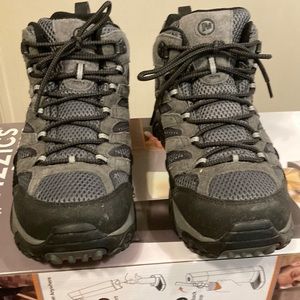 Merrell hiking boots mens size 10, waterproof, vibram soles, great tread.
